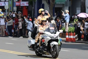 Impressive Motorcycle Skills of Vietnam's Elite Female Traffic Police Officers - image 11