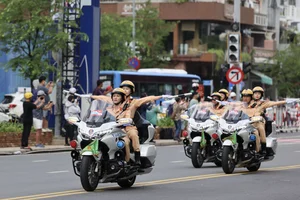 Impressive Motorcycle Skills of Vietnam's Elite Female Traffic Police Officers - image 6