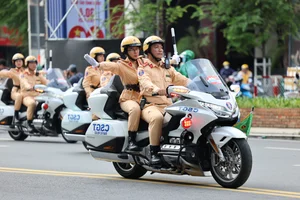Impressive Motorcycle Skills of Vietnam's Elite Female Traffic Police Officers - image 12