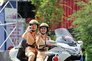 Impressive Motorcycle Skills of Vietnam's Elite Female Traffic Police Officers - image 15