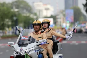 Impressive Motorcycle Skills of Vietnam's Elite Female Traffic Police Officers - image 0