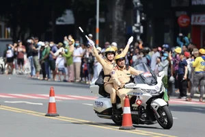 Impressive Motorcycle Skills of Vietnam's Elite Female Traffic Police Officers - image 7