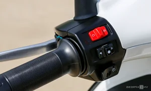 2025 Vespa Sprint S 125 Review: A Stylish Challenger to the Honda SH 125i - image 12