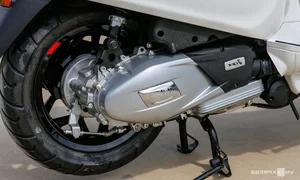 2025 Vespa Sprint S 125 Review: A Stylish Challenger to the Honda SH 125i - image 4