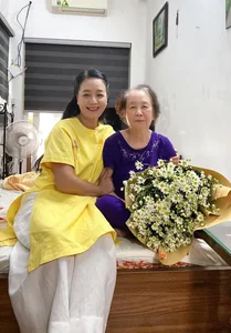 Vietnamese Celebrities Honor Mentors: Heartfelt School Visits for National Teacher’s Day - image 3