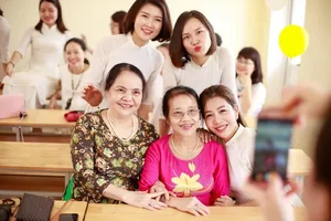 Vietnamese Celebrities Honor Mentors: Heartfelt School Visits for National Teacher’s Day - image 1
