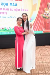 Vietnamese Celebrities Honor Mentors: Heartfelt School Visits for National Teacher’s Day - image 2