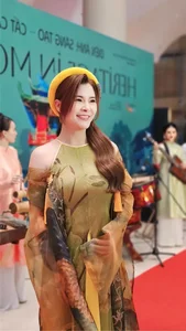 Vietnamese Celebrities Honor Mentors: Heartfelt School Visits for National Teacher’s Day - image 6