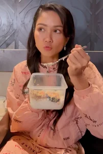 Miss Vietnam H’Hen Nie Jokes About Her Humorous Giant Lunch Box - image 5