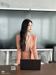 Elegant Office Wear Gallery: Chic and Professional Women's Fashion - image 7