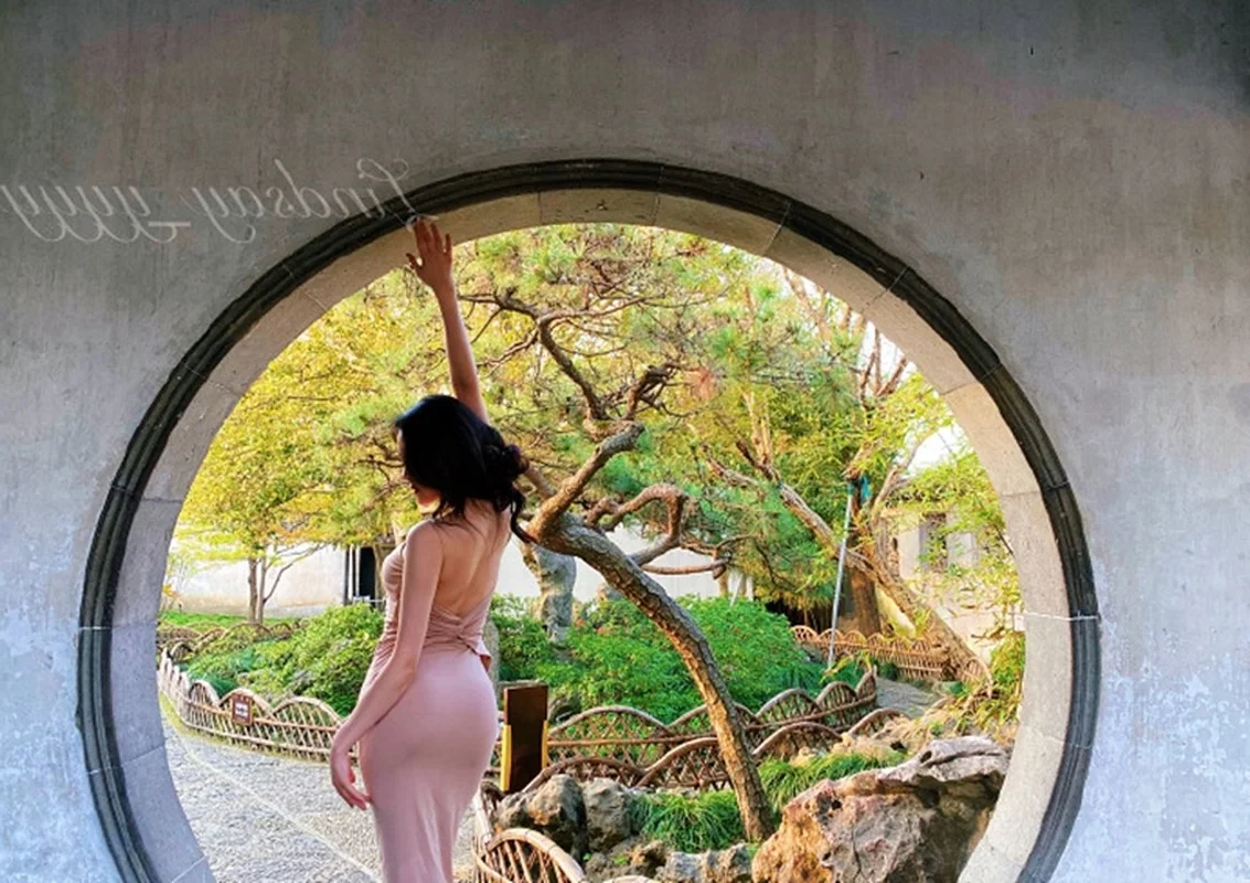 Chinese Influencer Stuns Fans in Nude-Toned Outfit Highlighting Her Perfect Figure
