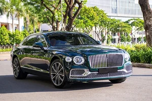 Rare Bentley Flying Spur V8 in Unique Color Hits the Market in Ho Chi Minh City - image 8