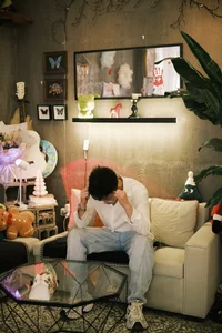 Aesthetic Cafe Afternoon Portrait Series with Model Long Xiao - image 0