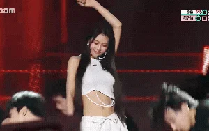 The Age-Defying Queen of Showbiz: Performing Like a 20-Year-Old - image 4