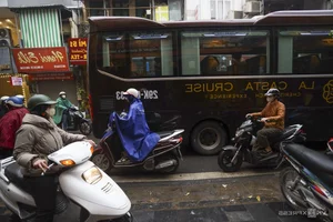 Large Tourist Buses Impact Traffic in Hanoi Old Quarter - image 6