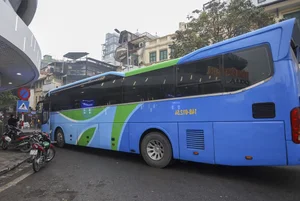 Large Tourist Buses Impact Traffic in Hanoi Old Quarter - image 1