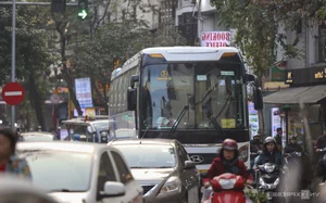 Large Tourist Buses Impact Traffic in Hanoi Old Quarter - image 3