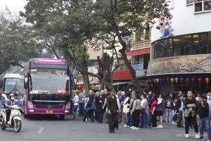 Large Tourist Buses Impact Traffic in Hanoi Old Quarter - image 9