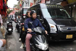 Large Tourist Buses Impact Traffic in Hanoi Old Quarter - image 10
