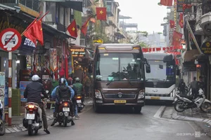 Large Tourist Buses Impact Traffic in Hanoi Old Quarter - image 7