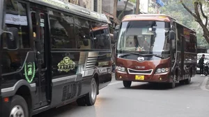 Large Tourist Buses Impact Traffic in Hanoi Old Quarter - image 2