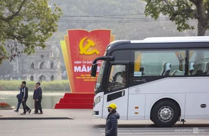 Large Tourist Buses Impact Traffic in Hanoi Old Quarter - image 4