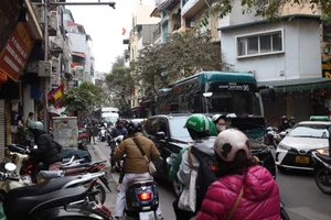 Large Tourist Buses Impact Traffic in Hanoi Old Quarter - image 11