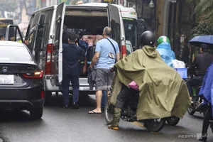 Large Tourist Buses Impact Traffic in Hanoi Old Quarter - image 8
