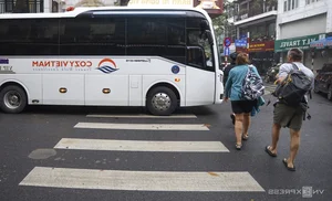 Large Tourist Buses Impact Traffic in Hanoi Old Quarter - image 5
