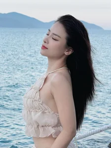 Vocal Instructor Transforms into a Stunning Mermaid During Deep Sea Dive - image 6