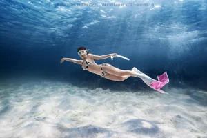 Vocal Instructor Transforms into a Stunning Mermaid During Deep Sea Dive - image 5