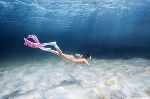 Vocal Instructor Transforms into a Stunning Mermaid During Deep Sea Dive - image 1