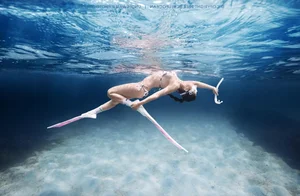Vocal Instructor Transforms into a Stunning Mermaid During Deep Sea Dive - image 4