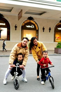 Ha Anh Announces Second Pregnancy and Diva Hong Nhung Style - image 5
