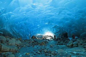 The Surreal Experience of Visiting America's Most Famous Ice Caves - image 6