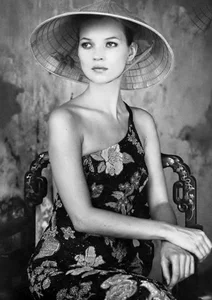 Mai Davika Embraces Vietnamese Culture with Conical Hat - image 3