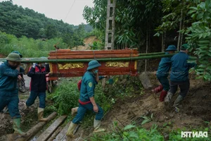 Lao Cai Flash Flood Tragedy: Mourning and Mountain Burials for Victims - image 1