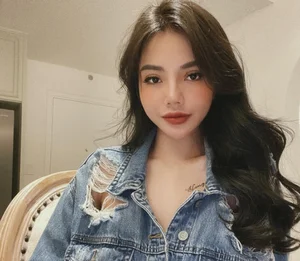 The Dark Side of Social Media Fame: Influencers and the Pressure of Glamour - image 0