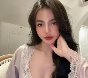 The Dark Side of Social Media Fame: Influencers and the Pressure of Glamour - image 1