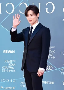 Red Carpet Glamour: Stars Shine at the 62nd Baeksang Arts Awards Gallery - image 1
