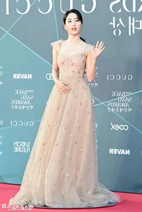 Red Carpet Glamour: Stars Shine at the 62nd Baeksang Arts Awards Gallery - image 46