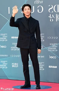Red Carpet Glamour: Stars Shine at the 62nd Baeksang Arts Awards Gallery - image 34