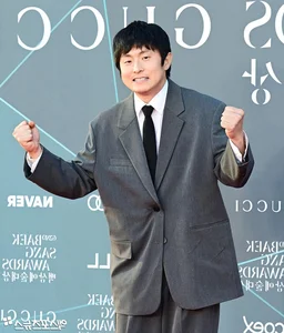 Red Carpet Glamour: Stars Shine at the 62nd Baeksang Arts Awards Gallery - image 14