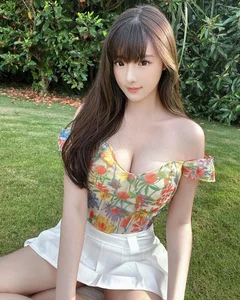 Malaysian Influencer Style: Exploring the Intersection of Modern Fashion and Confident Curves - image 2