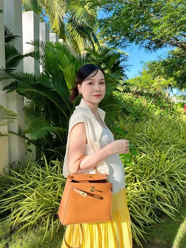 Gorgeous '50-Billion Beauty' Sam Shines with Flawless Pregnancy Style and Radiant Glow
