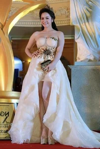 Nhat Kim Anh Elegant Wedding Guest Outfit Suffers Unexpected Wardrobe Malfunction - image 8