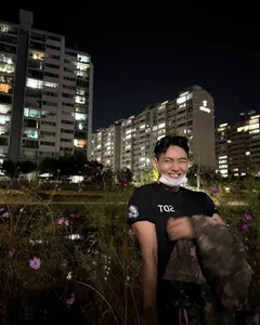 BTS V Sparks Global Social Media Frenzy with Latest Updates - image 4