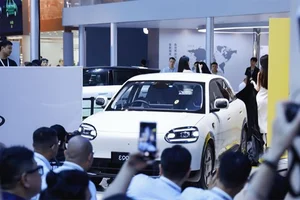 Chinese Chery SUV Attempts Land Rover's Famous Heaven's Gate Stair Climb Challenge - image 5