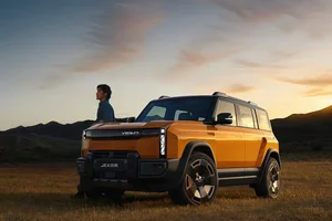 Chinese Chery SUV Attempts Land Rover's Famous Heaven's Gate Stair Climb Challenge - image 2