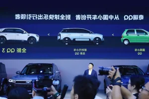 Chinese Chery SUV Attempts Land Rover's Famous Heaven's Gate Stair Climb Challenge - image 3